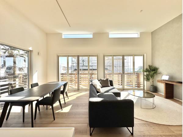 平屋ならではの一体感、空と光を感じるLDK。