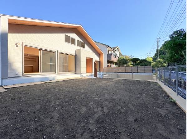 広々とした南側のお庭