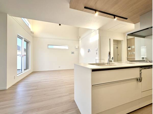 オープンタイプのキッチンは開放的で家族の様子を伺いながら家事ができます