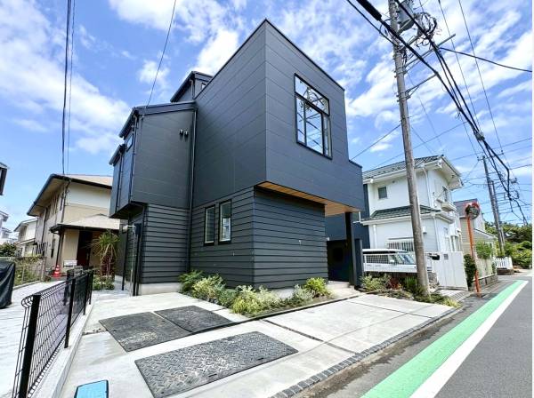 ブラックカラーが放つ存在感ある邸宅