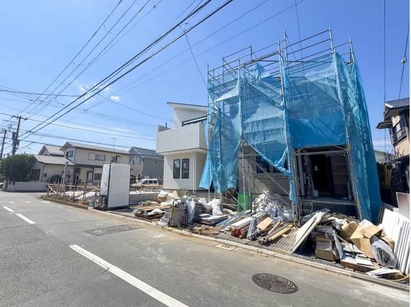 前面道路にゆとりがあり開放的な印象です