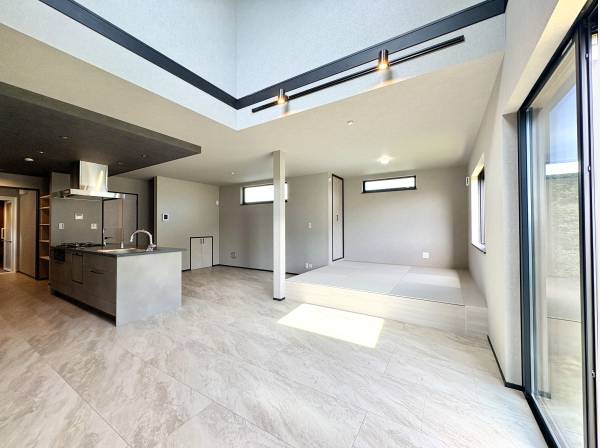 吹き抜け空間のリビングです。