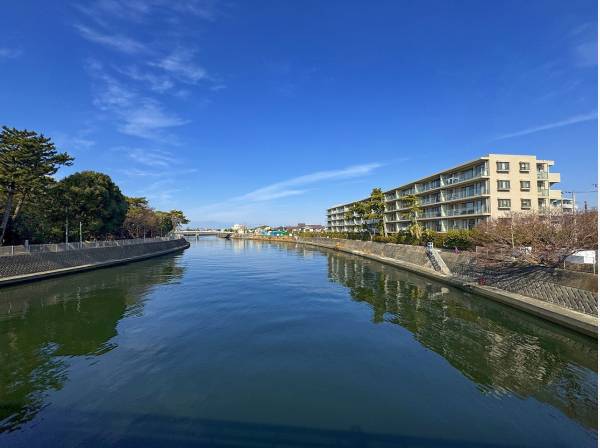 対岸は公園なので高い建物が建つ事もありませんね。