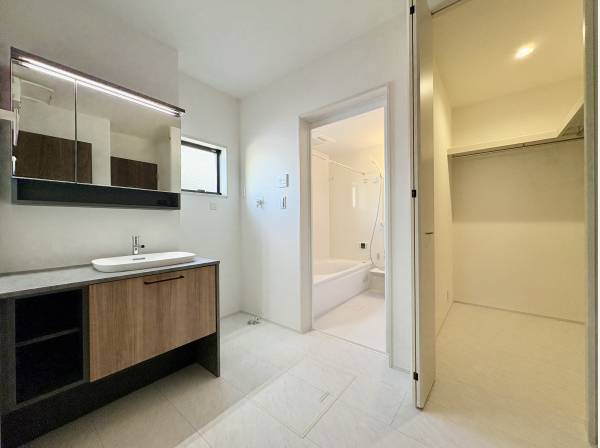 お洒落な洗面台。広々とした洗面所