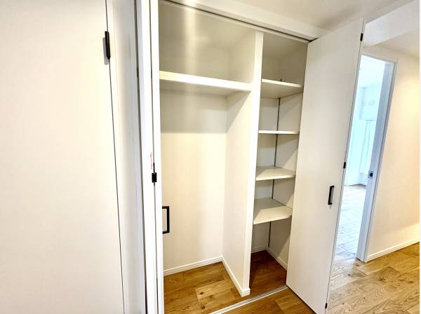 廊下の途中にも収納がしっかりあります。
