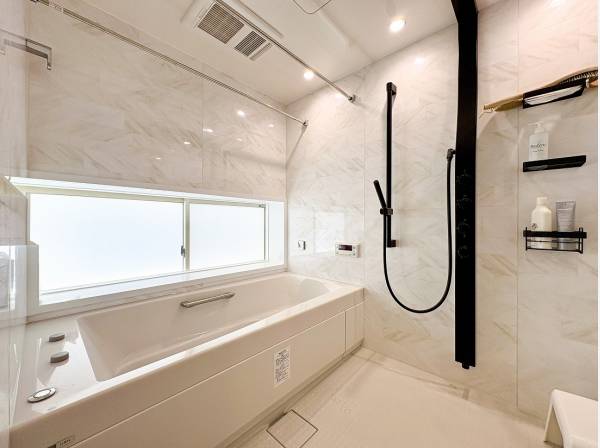 ラグジュアリーなバスルームに溶け込む黒の美学