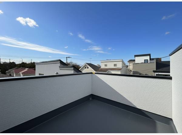 大きな屋上が自慢。高い建物が周囲にはなく、開放的な空間です