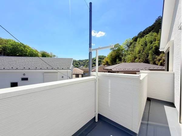 リビングからは開けた視界と鎌倉の自然を望むあたたかい空間