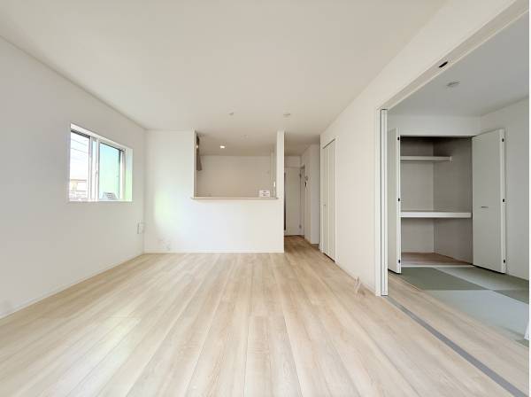 和室が隣接したリビングルーム