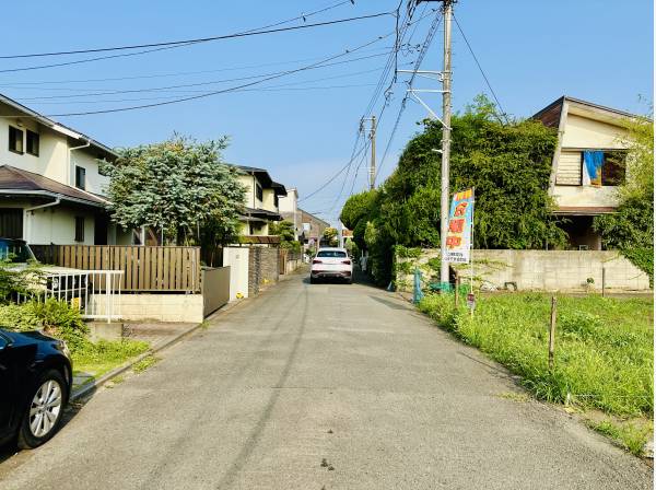 前面道路は幅員約5mと広々/お車の駐車も楽々出来ます