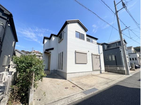 白を基調としたモダンな外観