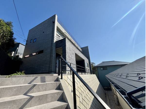 高台にそびえ立つ、重厚感ある外観