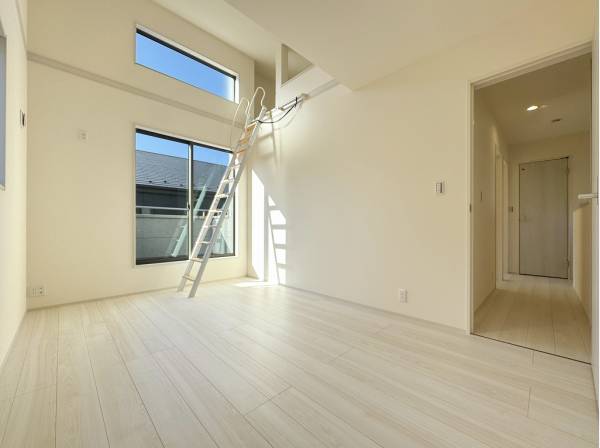 ロフトを活用することで生活空間をスッキリ保てますね