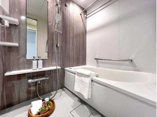 木調のアクセントが温かみ暖かみを添えるバスルーム