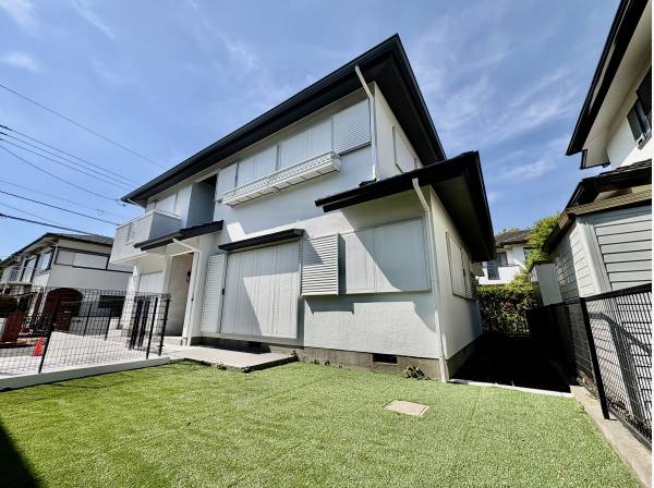 大きな庭と大きな駐車場があるリノベーション戸建