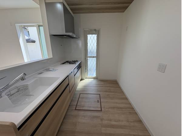 キッチンの奥には勝手口があって、庭に出ることができます！