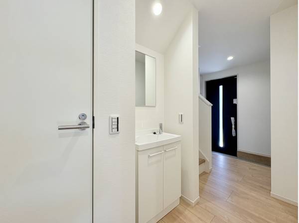 玄関すぐに洗面があるのもポイントです