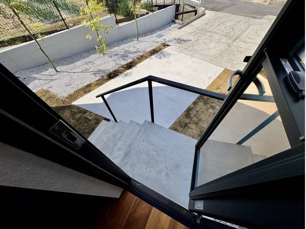 駐車場の前には勝手口があり、キッチンに入れます。