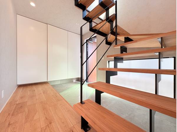 アイアンのスケルトン階段で開放的な玄関ホール