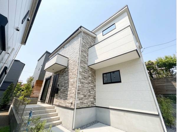 前のアスファルト道路が広くて車の出し入れも安心。お気軽にお問い合わせください！
