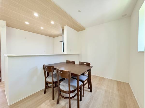 食卓を囲んで楽しい食事を楽しめるダイニングスペース