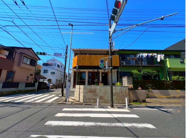 人通りや車通りも多く賑やかな場