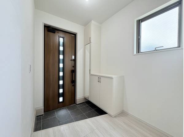 高窓から光がよく入る明るい玄関