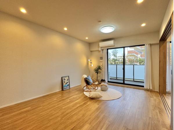 自然でナチュラルな色味の室内です