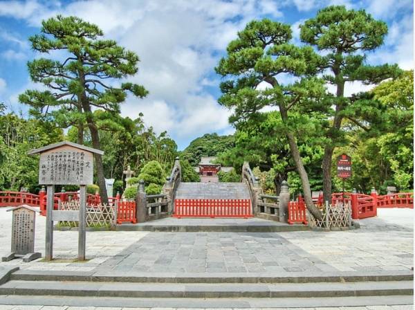 鶴岡八幡宮の正面までは徒歩１０分（約７５０ｍ）