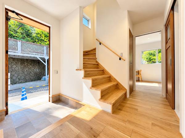 玄関を開けると木の温もりに包まれる明るい住空間。