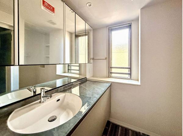 ワイドな洗面化粧台