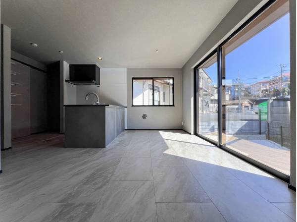 南東側に配された大きな窓から清々しい陽光が注がれます