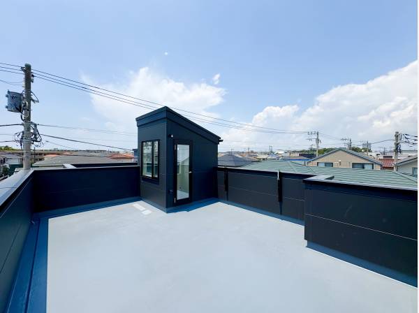 この住宅の最大の特徴である大型ルーフバルコニー！