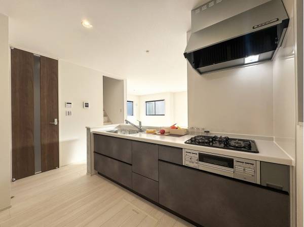 カウンターキッチンの裏手には大きなストレージルームがあります