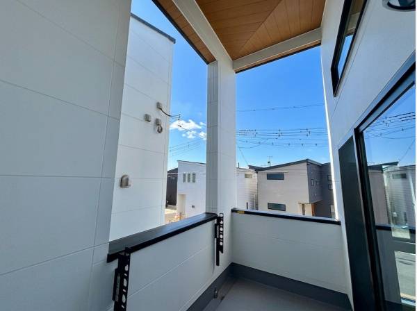 屋根付きのバルコニーがあるので、雨の日も安心ですね。