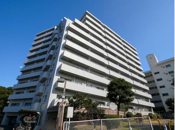 建物正面には緑豊かな公園が寄り添います