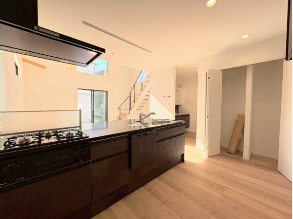 対面式の広々としたシステムキッチン