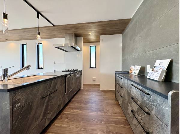 オープンキッチンの横には収納たっぷりのパントリー