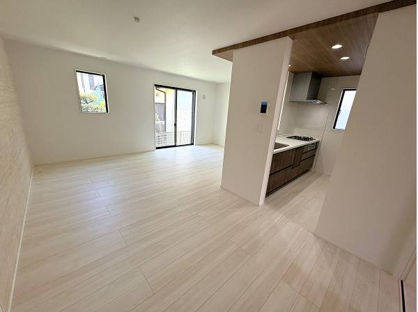 白と木目を基調とした、明るく広々としたLDK。天井の木目がポイント