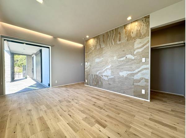 無垢材の柔らかい質感と珪藻土や石の表情が空間に深みを与える居室
