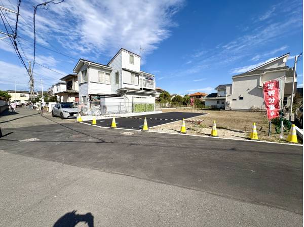 前面道路の様子です。ゆとりある広さです。