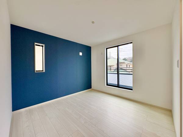 居室には２面採光がありとても明るい空間です。