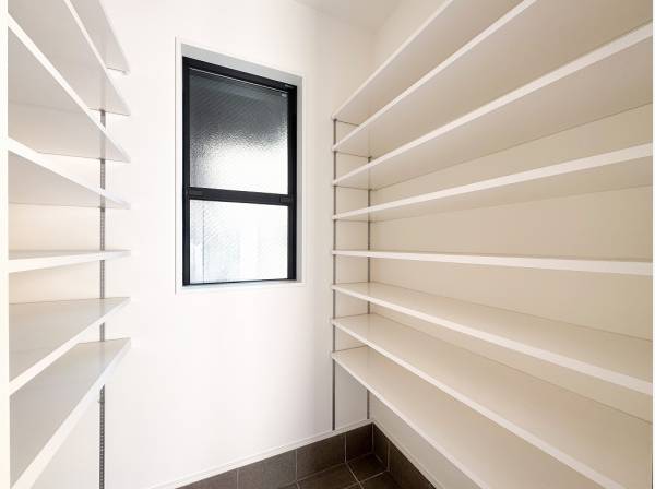 レイアウト自在な可動棚が配されたSIC