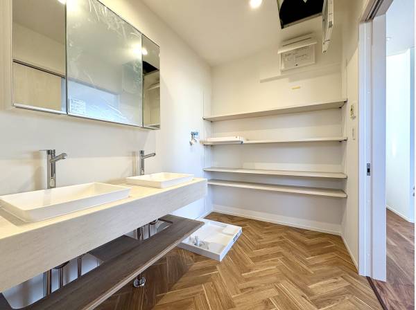 パウダールームです。ゆとりの広さにおしゃれな洗面化粧台