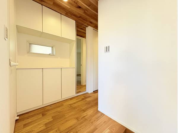 木目の映える玄関ホール、収納も豊富です。