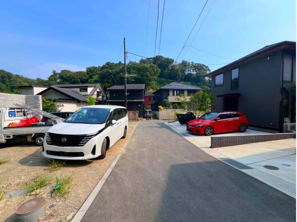 面している通りは約4m、お車も出入りしやすいですね