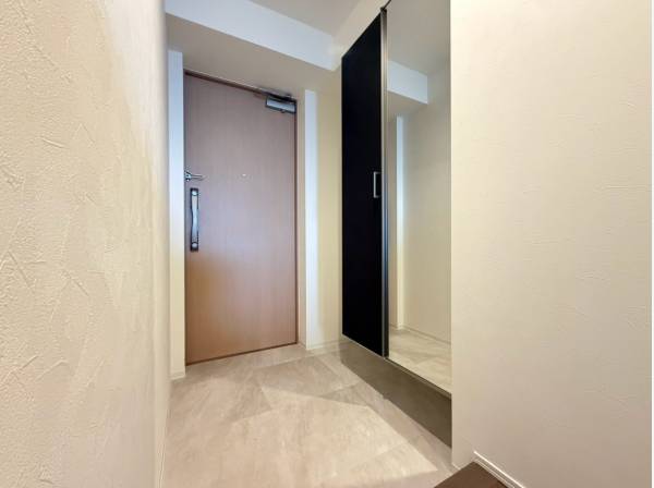 お部屋全体をリノベ済み！大きめの鏡は身だしなみを整えるのに便利！