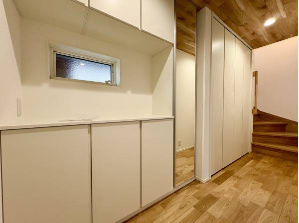 玄関周りの収納は大容量です