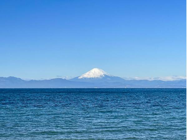 江ノ島や富士山も望む秋谷海岸約４８０ｍ