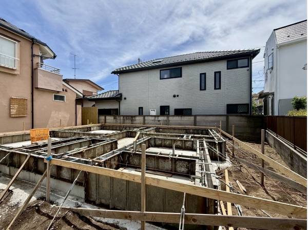 現地は現在建築中ですが周辺の施工例をご覧いただけるので建物のイメージも